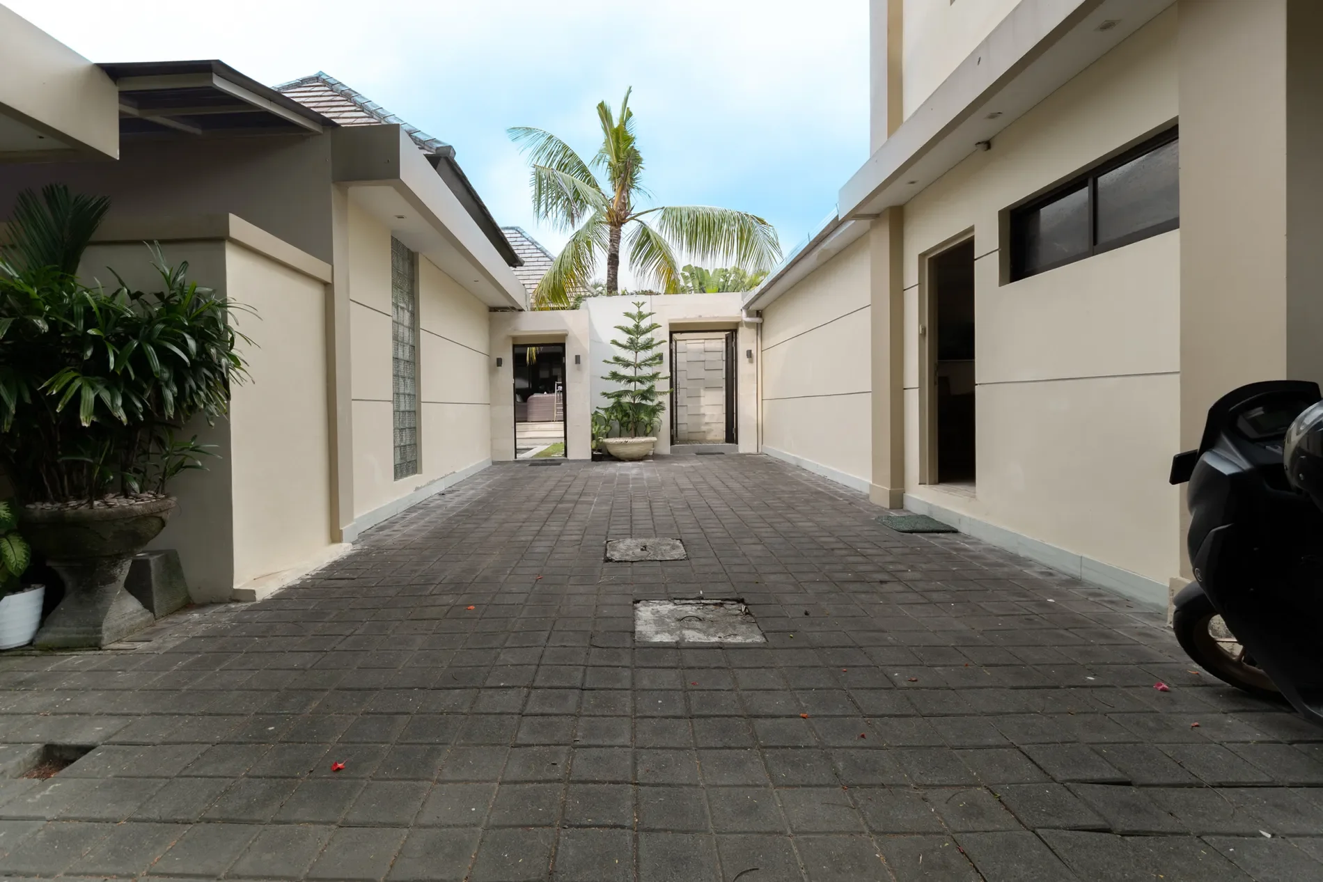 Exterior photo 6