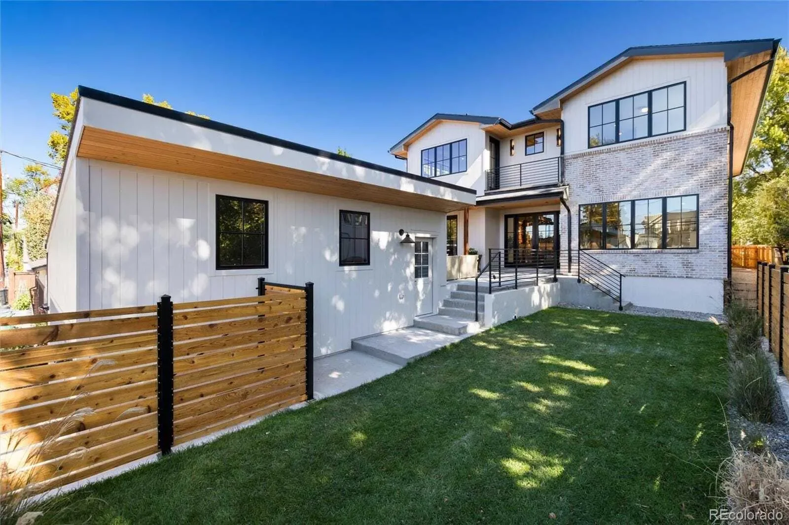 Exterior photo 7