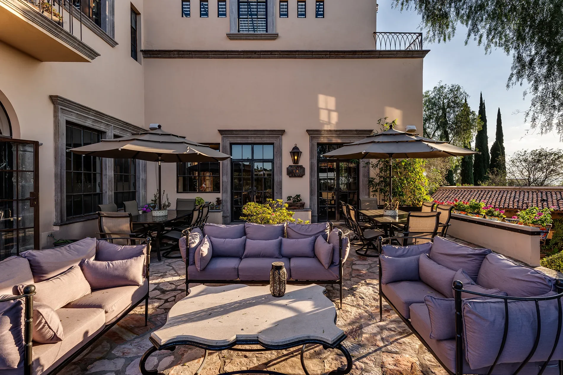 Exterior photo 6