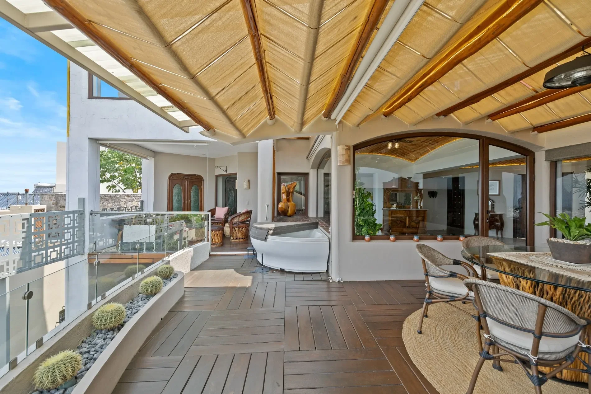 Exterior photo 5
