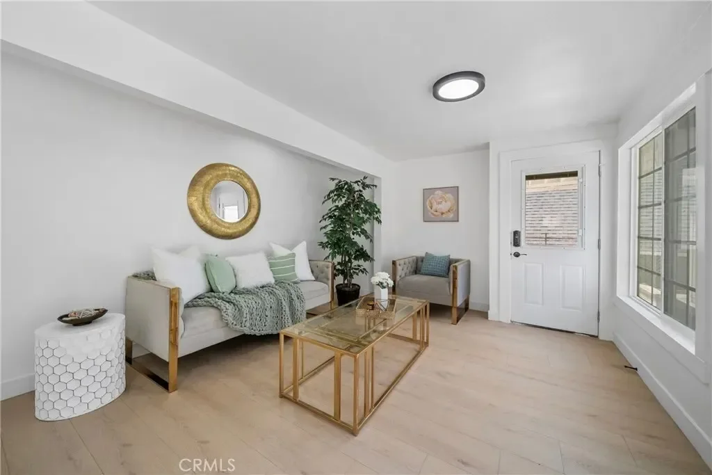 2035 Las Colinas Avenue, Los Angeles, California, United States. - Photo 5