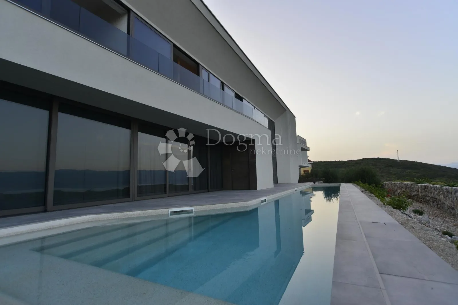 Exterior photo 4