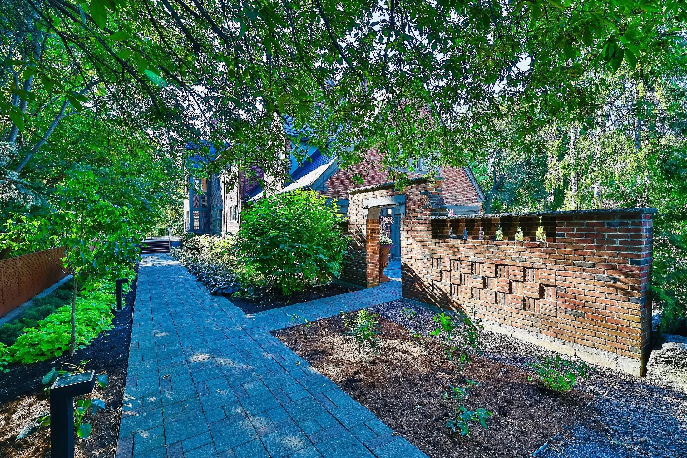 Exterior photo 4