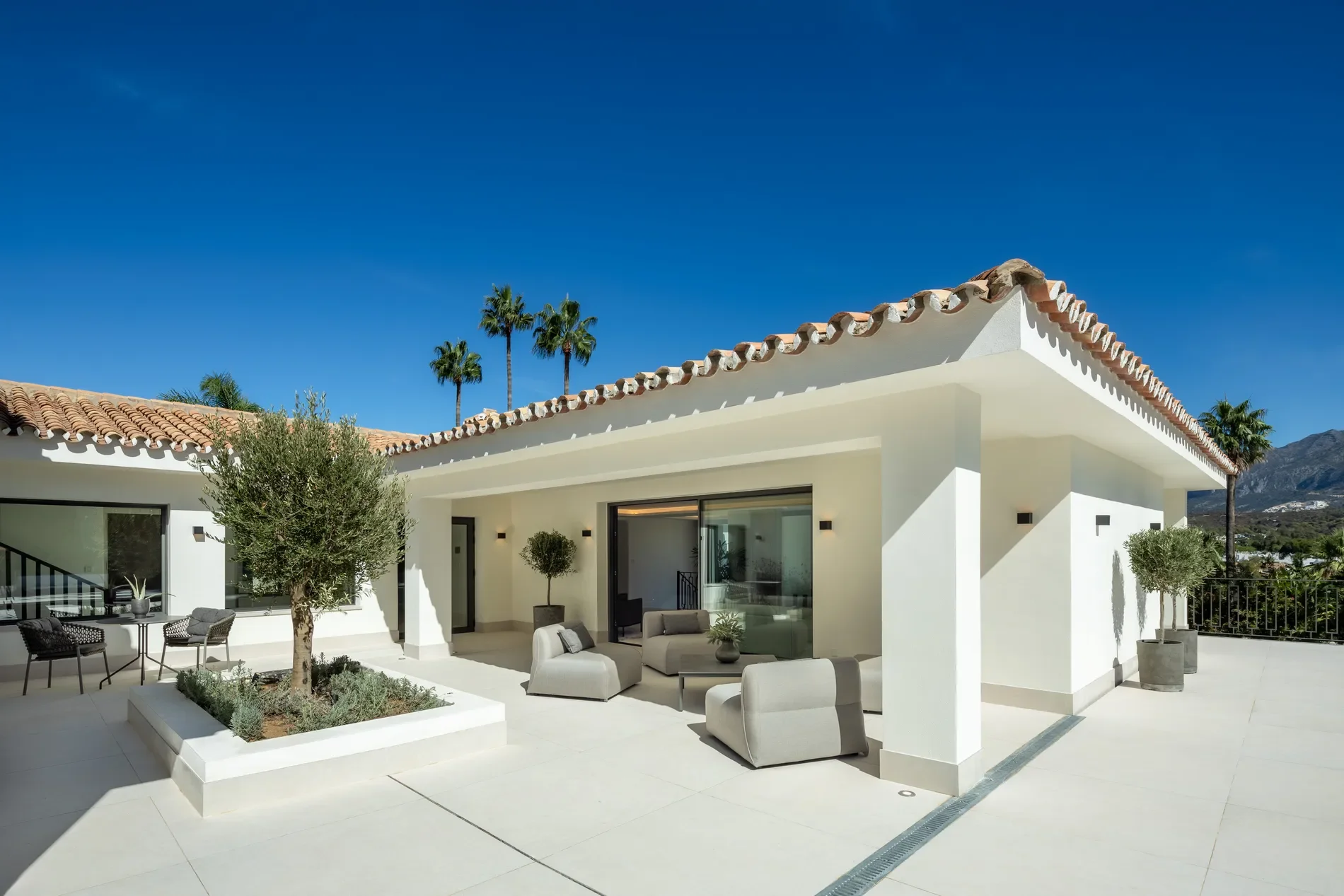 Exterior photo 6