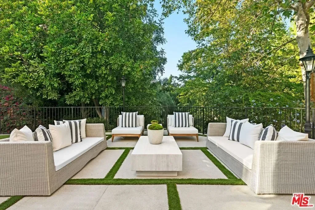 16881 Oak View Drive, Los Angeles, California, United States. - Photo 2