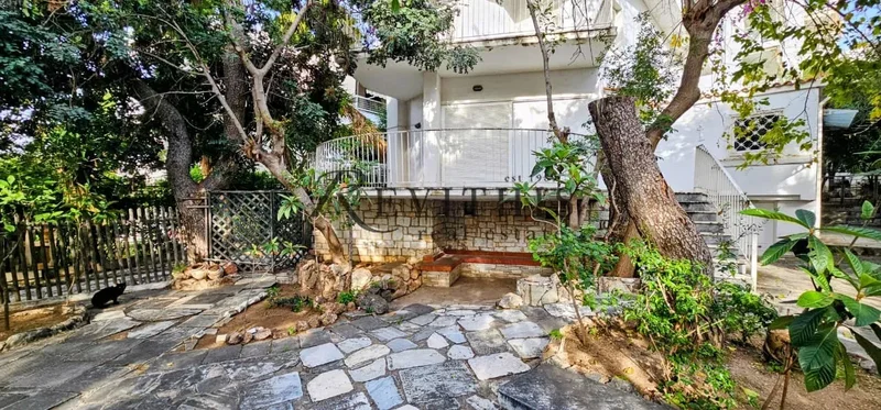 Seaside Detached House 50m from the Beach in the Heart of Vouliagmeni – 192 sq.m. with Exceptional R