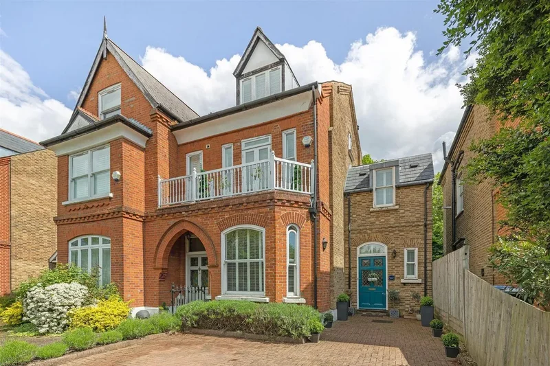 4 bedroom Semi-Detached House for sale in London
