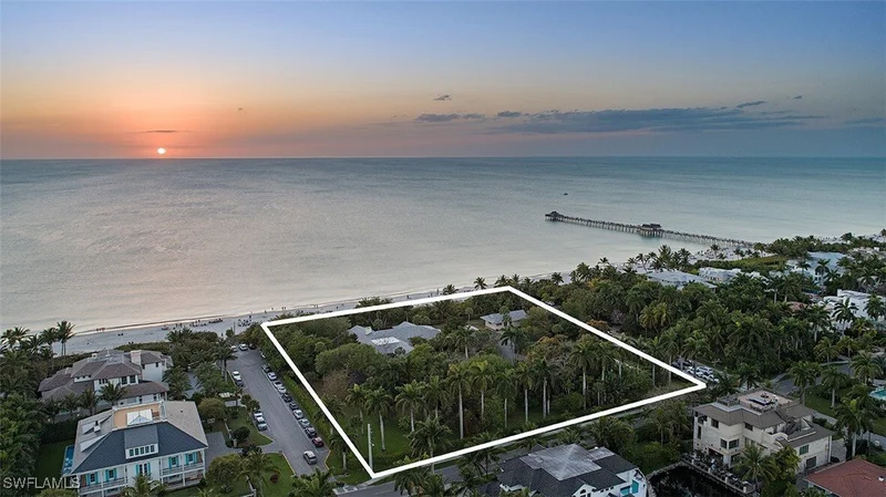 Single Family Residence in Naples