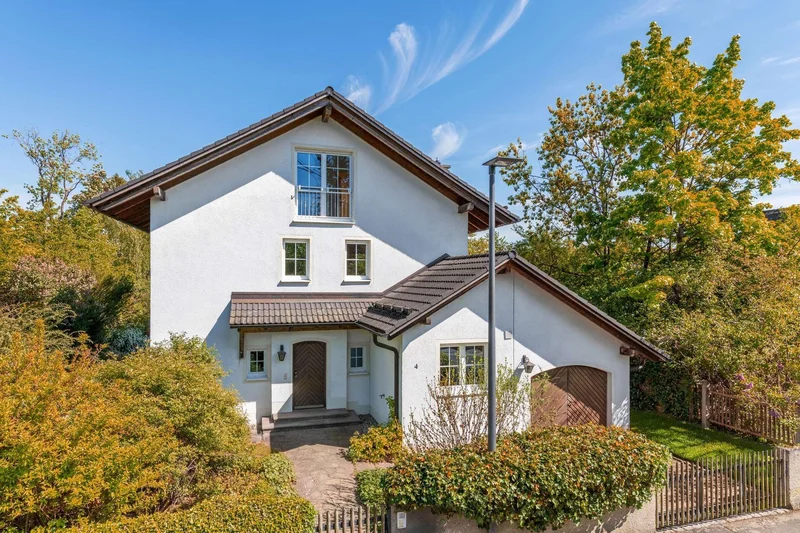 Family-friendly home with flexible room concept and enchanting garden
