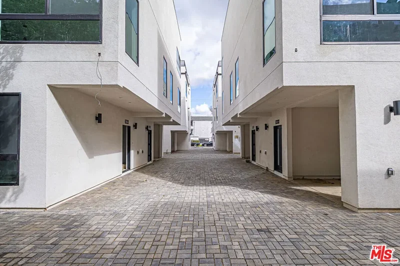 11810 Gilmore Street, Los Angeles, California, United States. - Photo 38