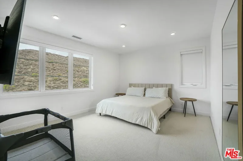 20150 W Galway Lane, Los Angeles, California, United States. - Photo 32