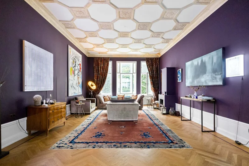 Art collectors dream - traditional apartment right off famous Ku`damm