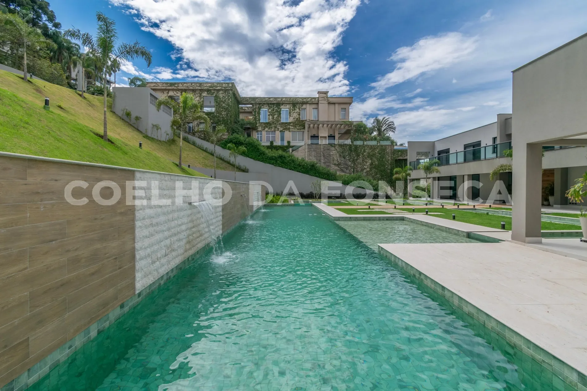 Exterior photo 5
