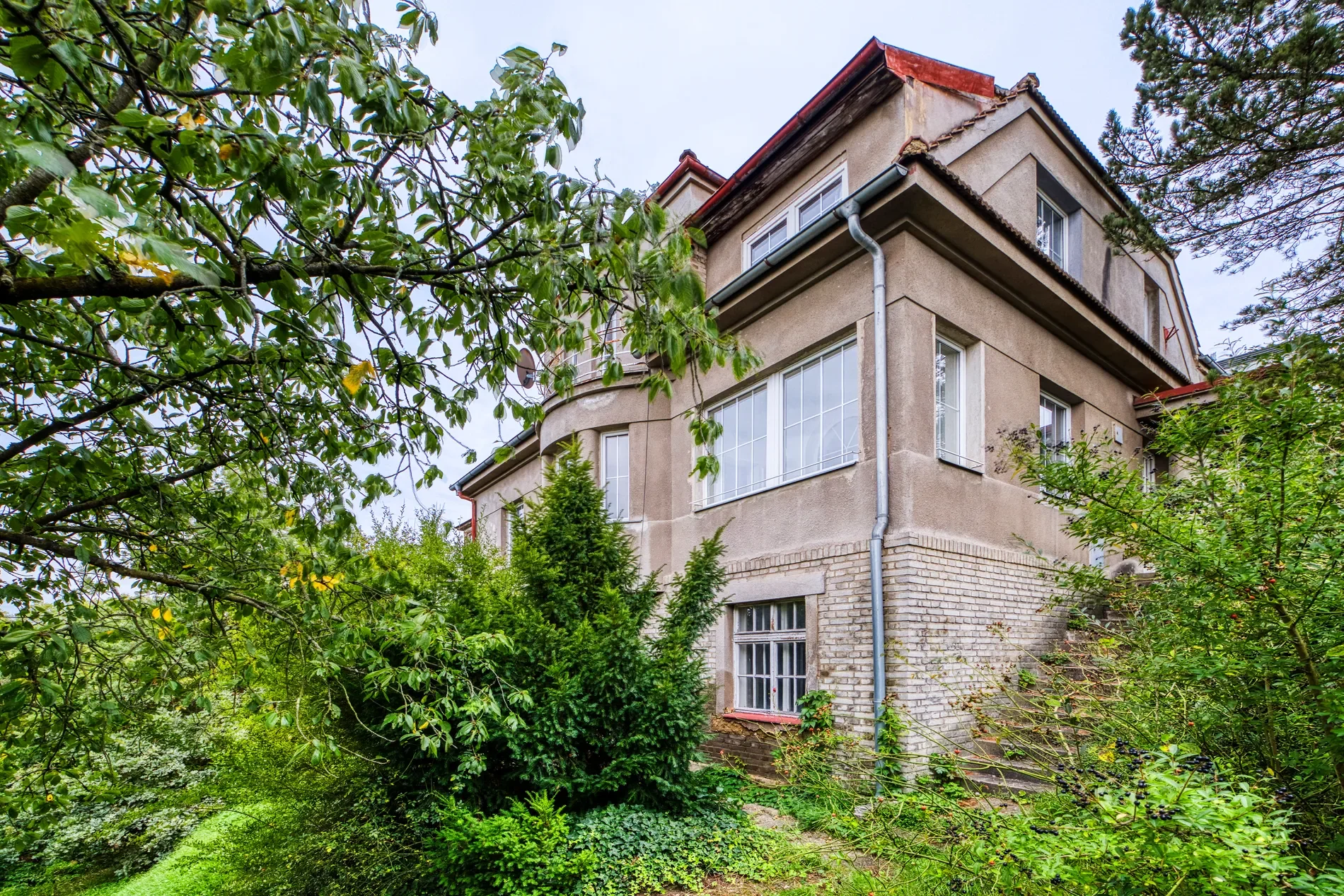 Exterior photo 2