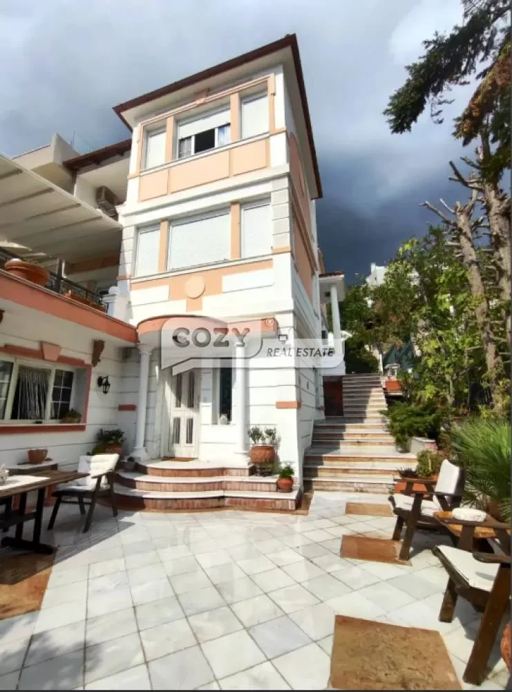 Exterior photo 5
