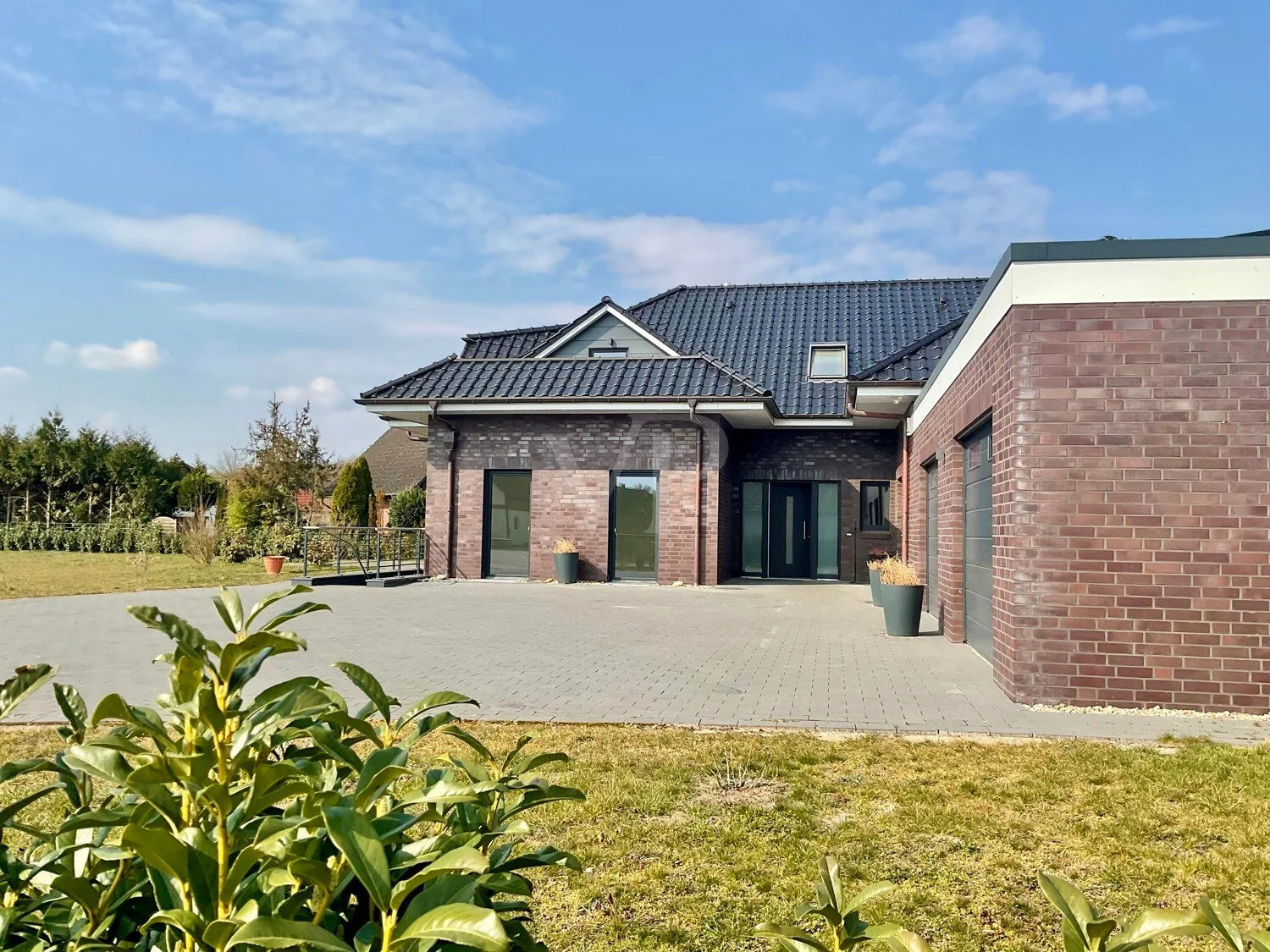 Exterior photo 5