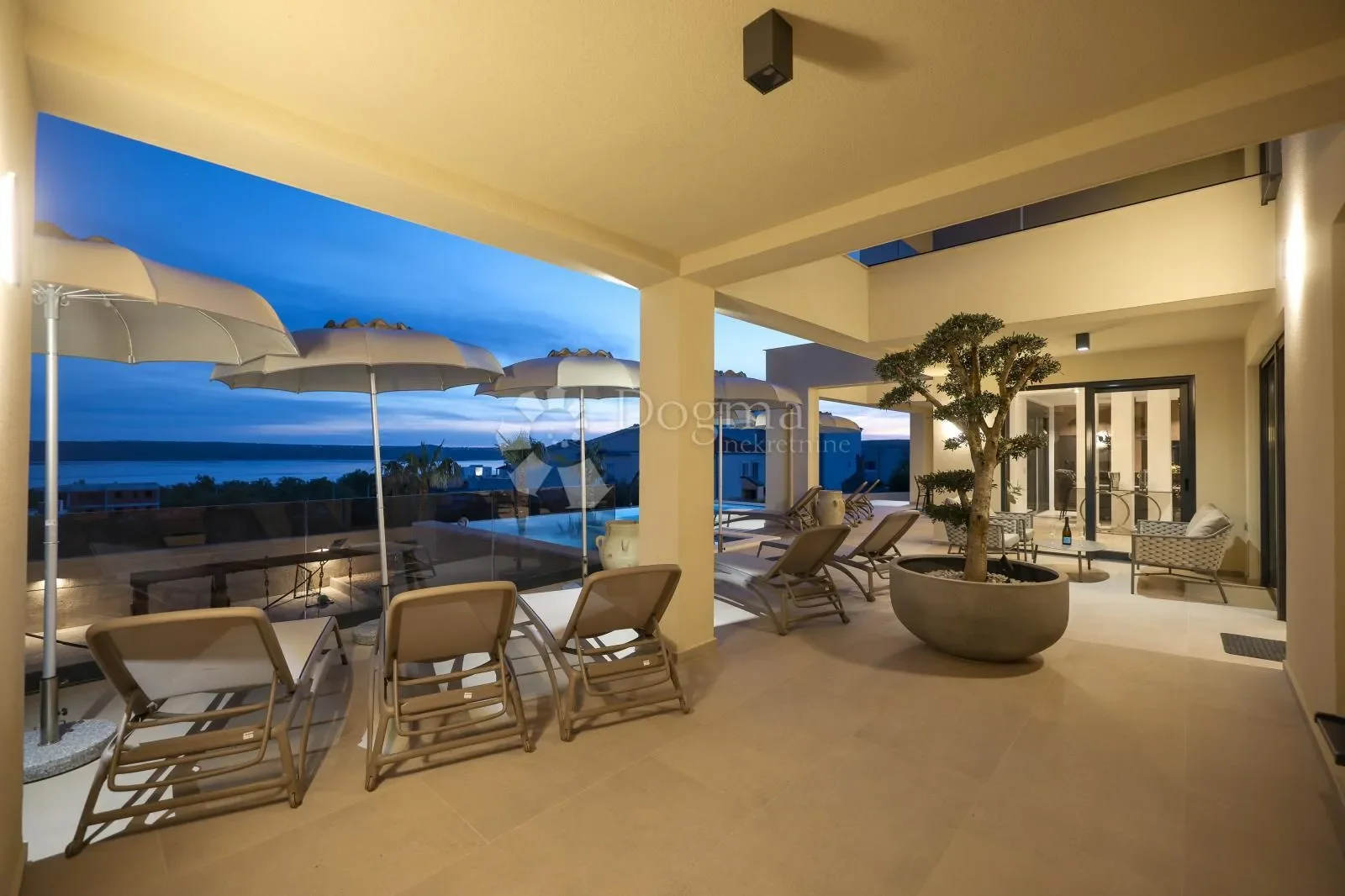 Exterior photo 8