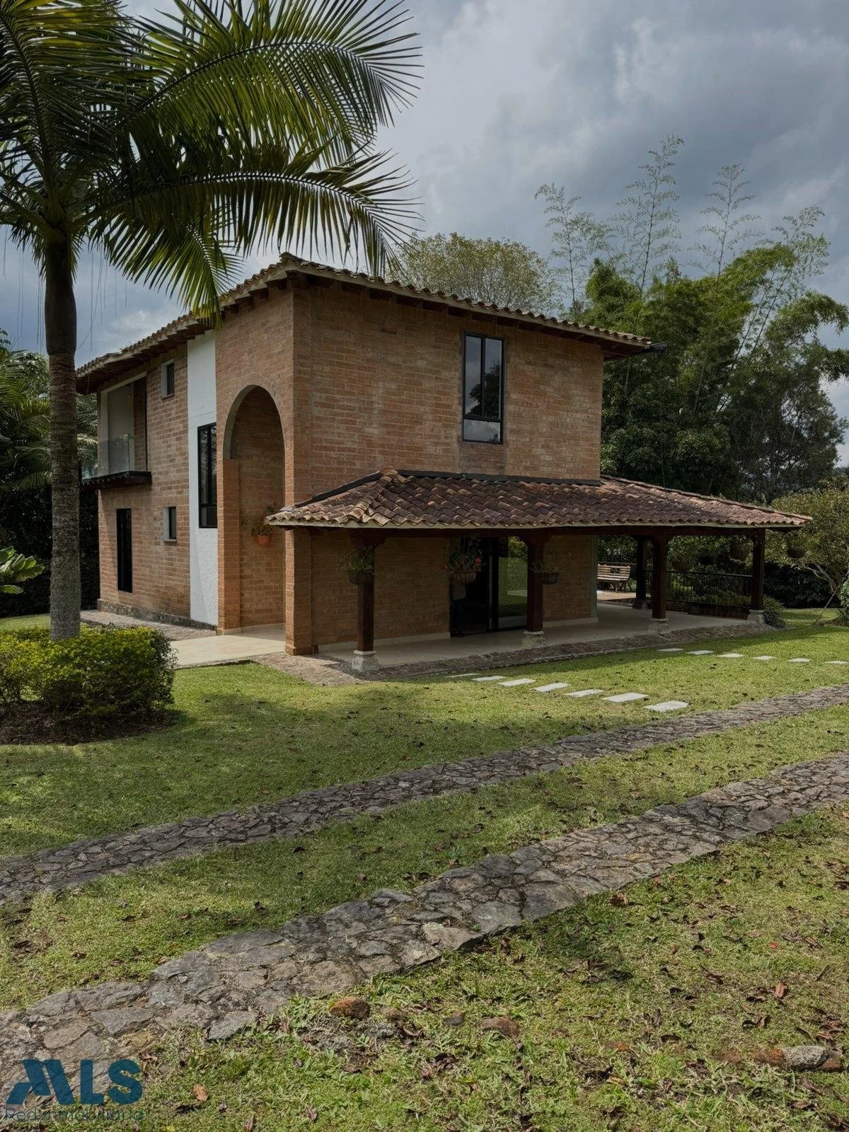 Exterior photo 5