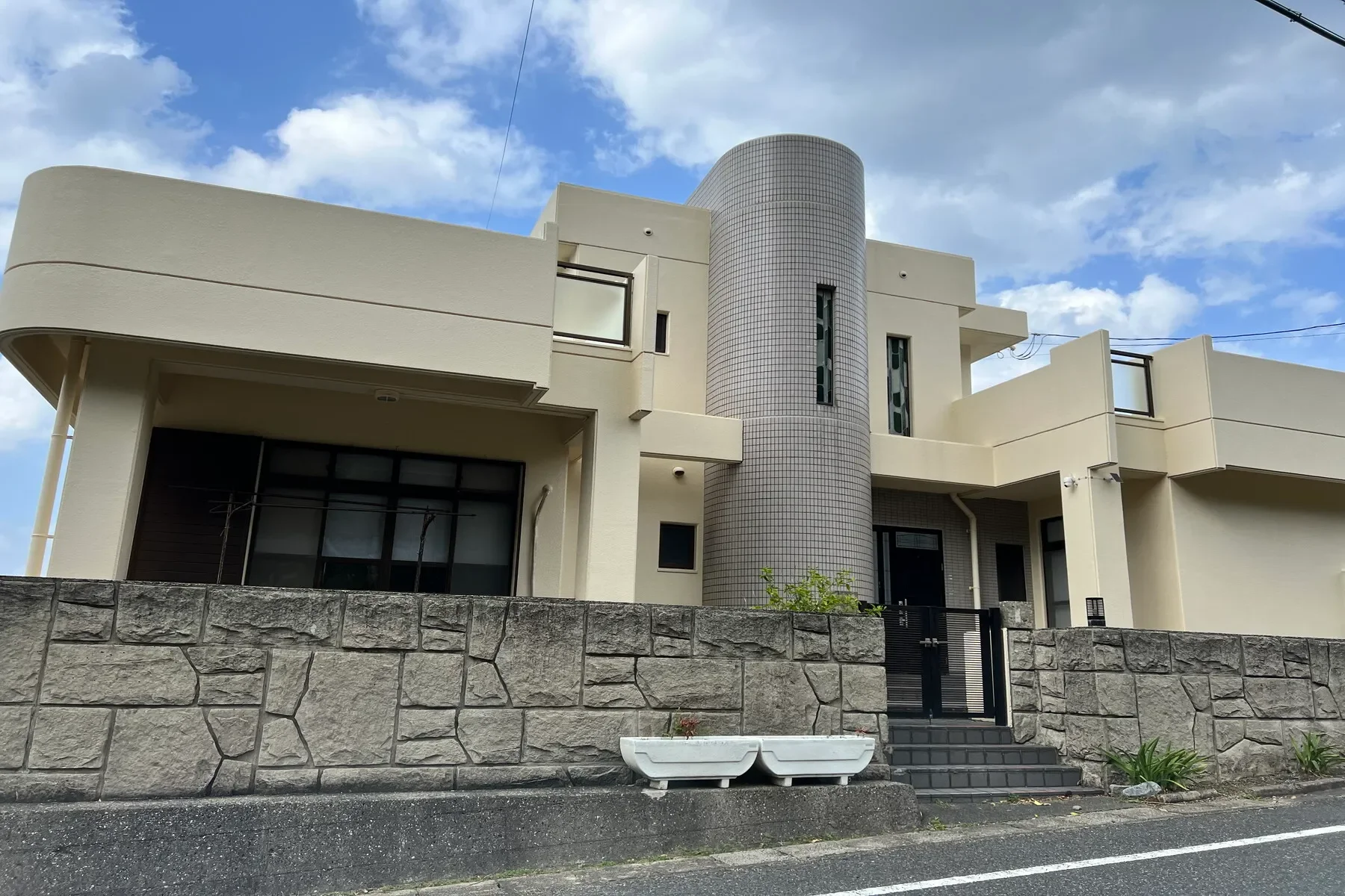 Exterior photo 2
