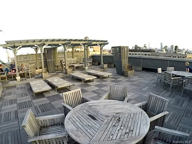 Exterior photo 5