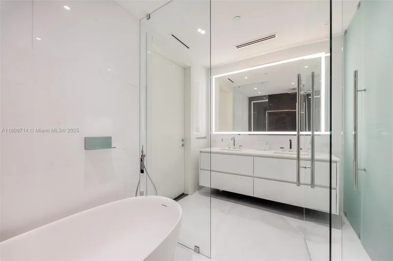 300 Biscayne Blvd Way 5205W, Miami, Florida, United States. - Photo 15