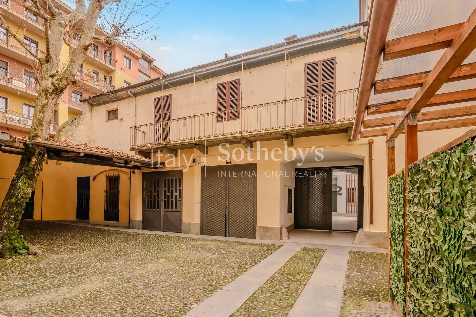 Exterior photo 5