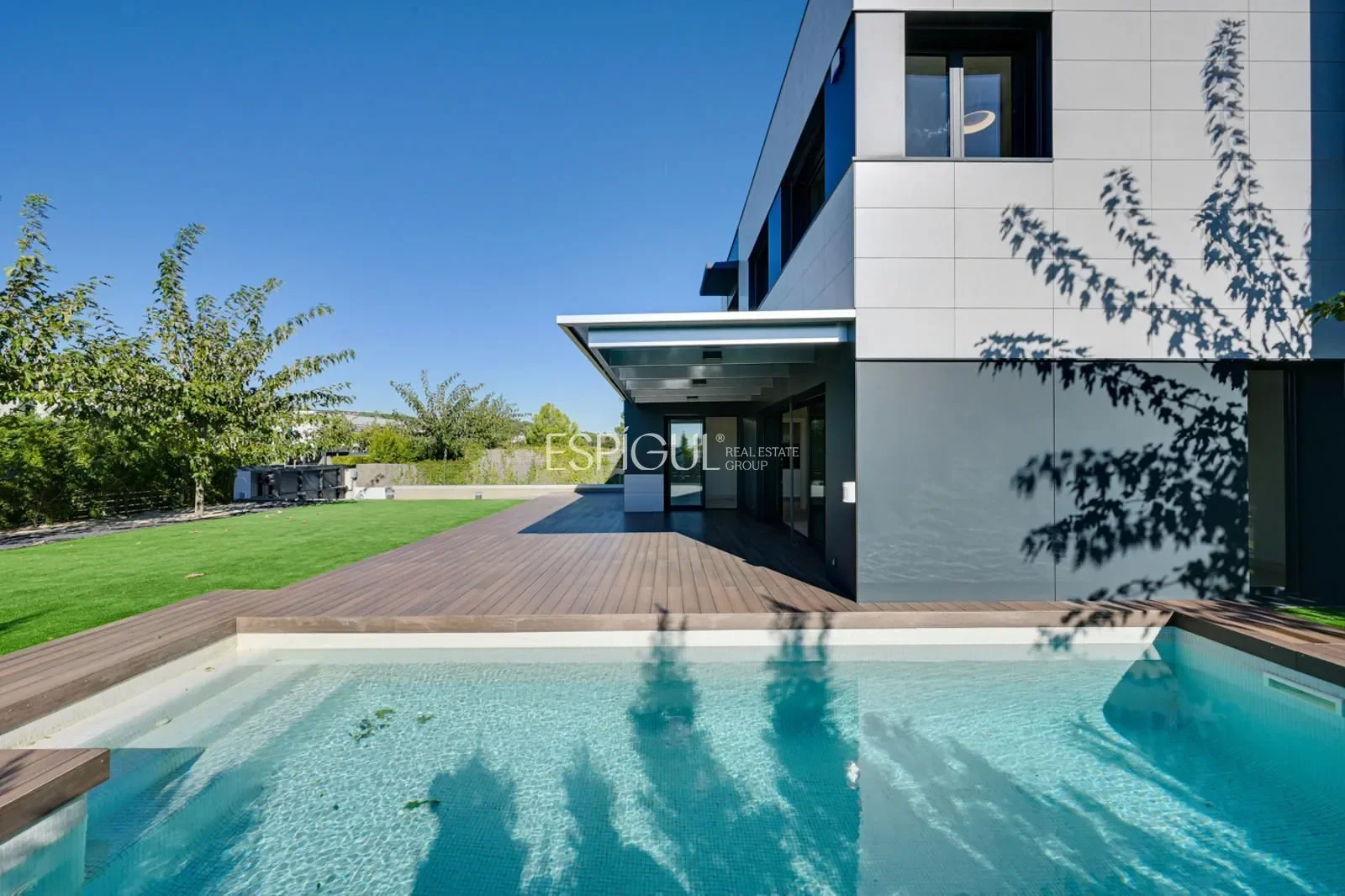 Exterior photo 8