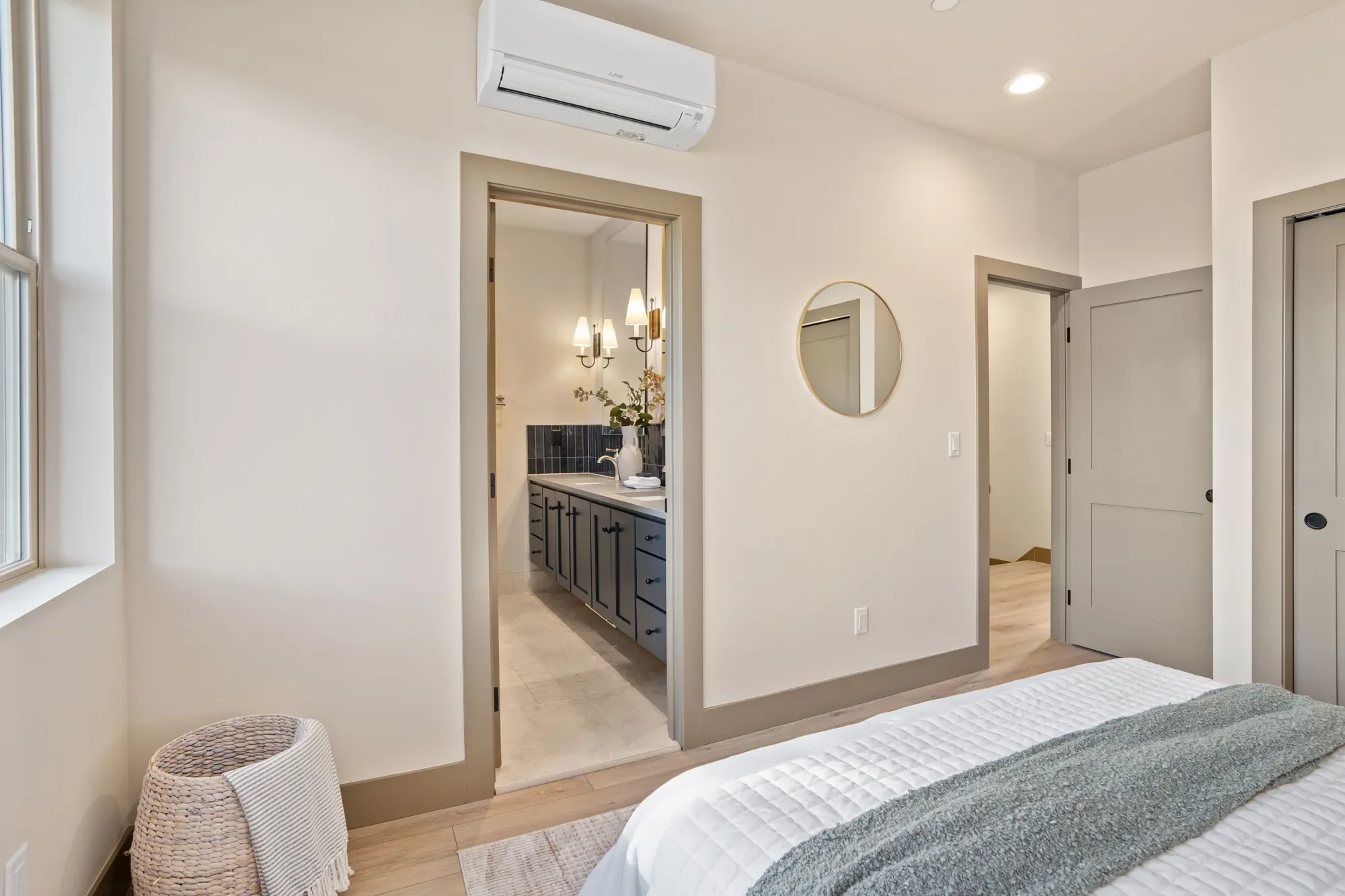 5033 25th Ave SW Unit #B , Seattle, WA 98106, Seattle, Washington, United States. - Photo 9
