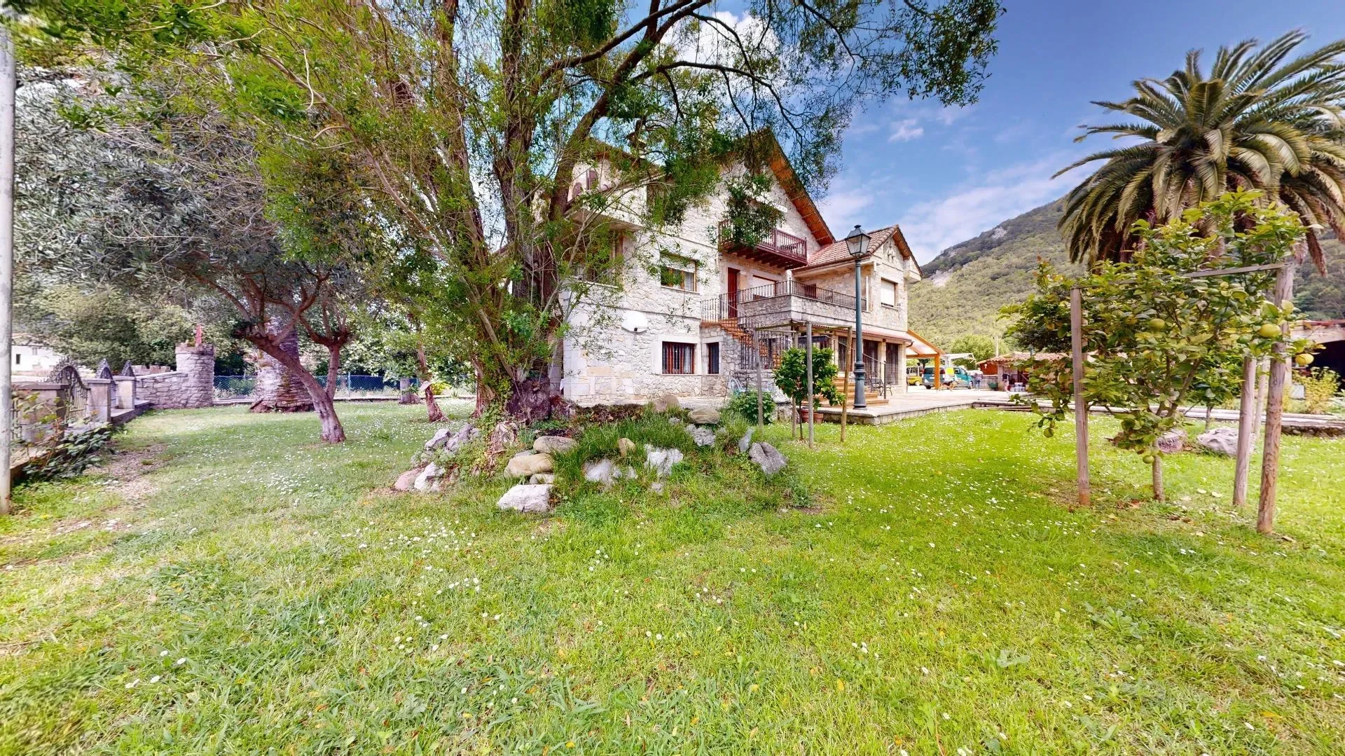 Exterior photo 5