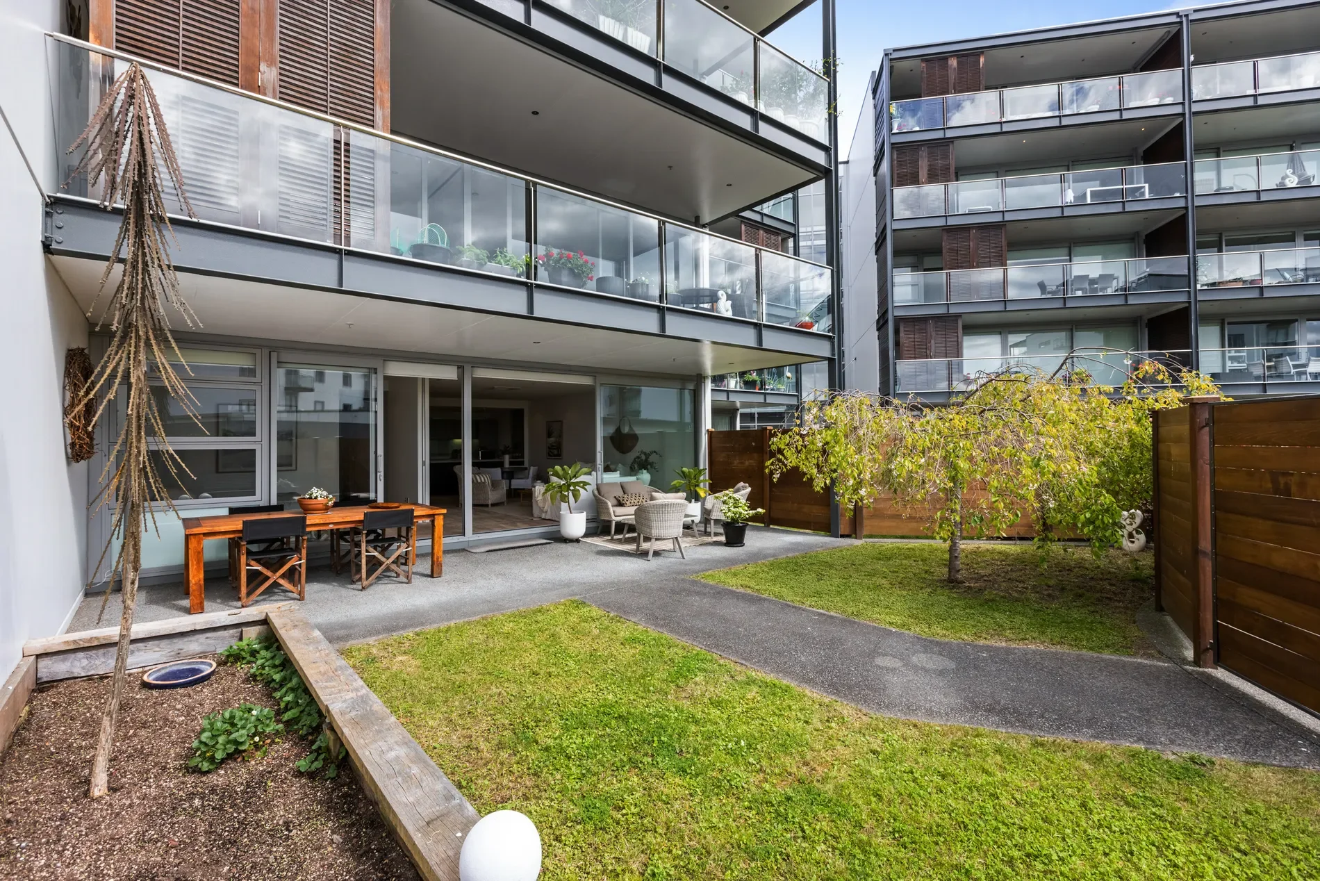Exterior photo 2