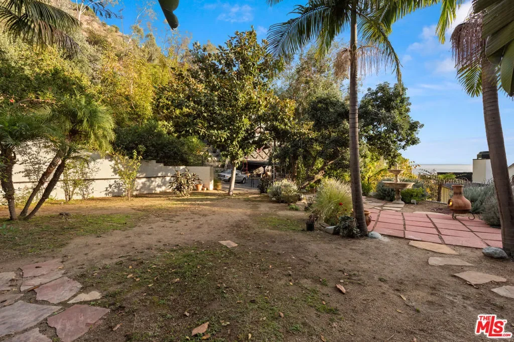 1790 Viewmont Drive, Los Angeles, California, United States. - Photo 15