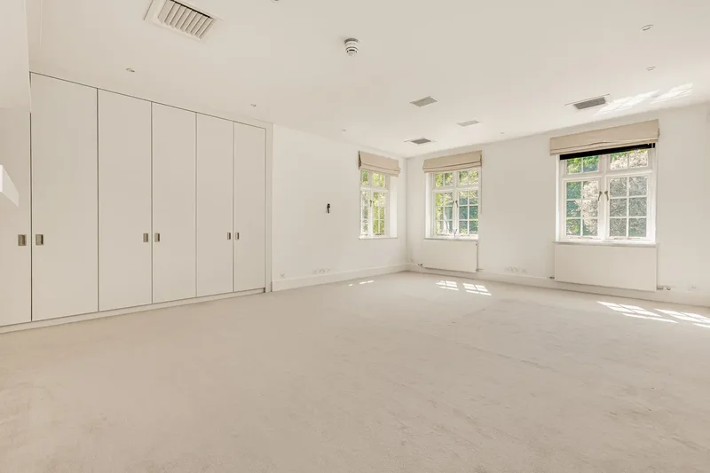Longwood Drive, London, SW15, London, England, United Kingdom. - Photo 14