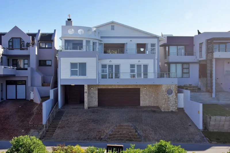 4 Bedroom House For Sale in Stilbaai Oos