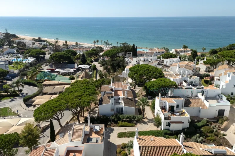 Fabulous renovated Modern Townhouse close to the beach