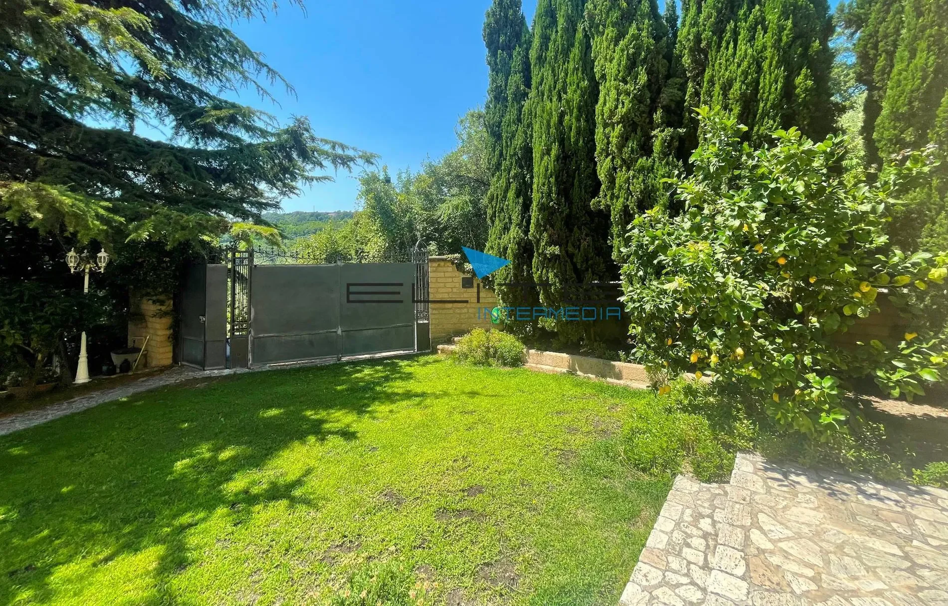 Exterior photo 11