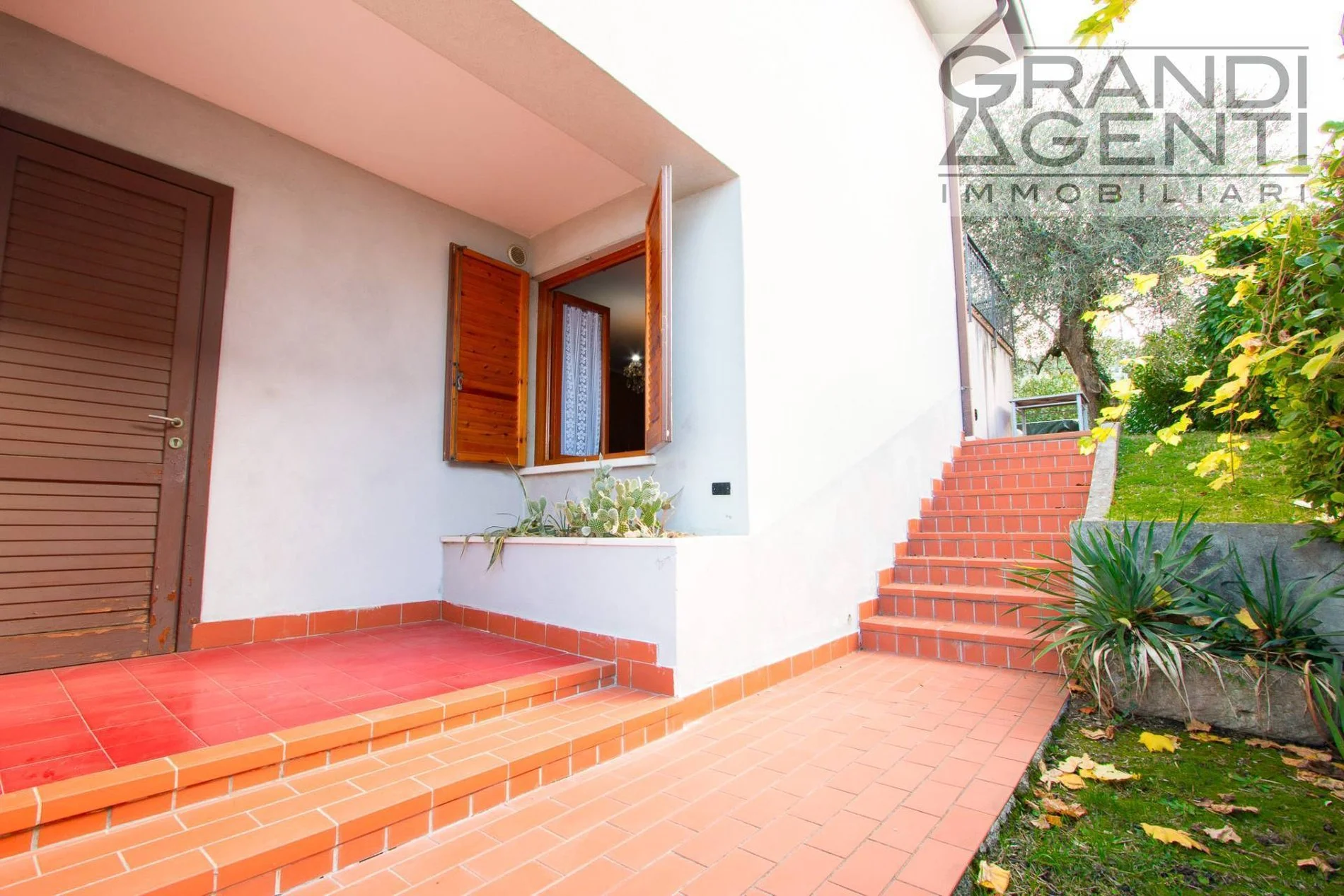 Exterior photo 7