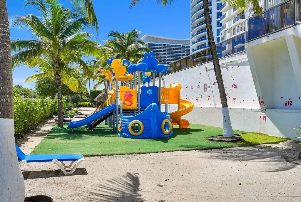 6039 Collins Ave 1126, Miami Beach, Florida, United States. - Photo 8