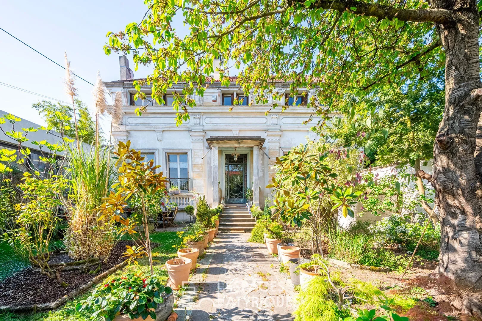 Exterior photo 1