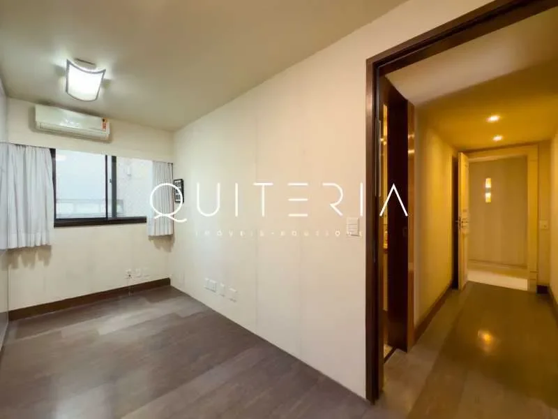 Apartamento quadra da praia no Leblon em condomínio de luxo