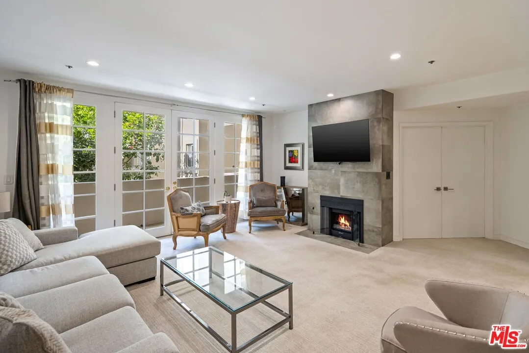 575 S Barrington Ave, Los Angeles, California, United States. - Photo 5