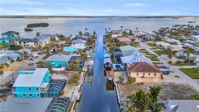 200 Curlew ST, Fort Myers Beach, Florida, United States. - Photo 11