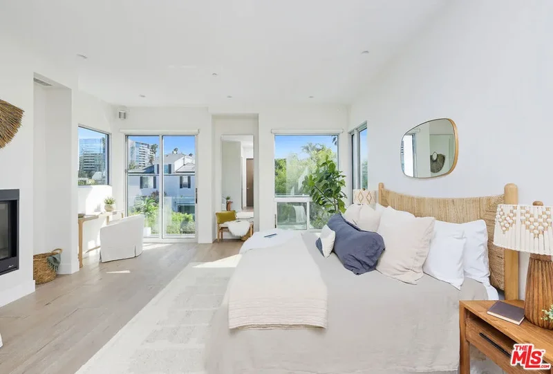 653 Oxford Ave, Los Angeles, California, United States. - Photo 24