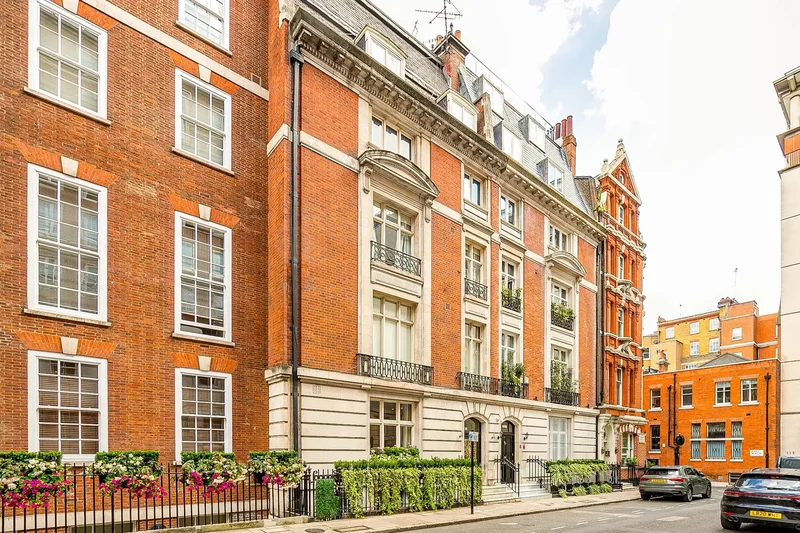 An immaculate three bedroom duplex apartment with direct access to private communal gardens in the h