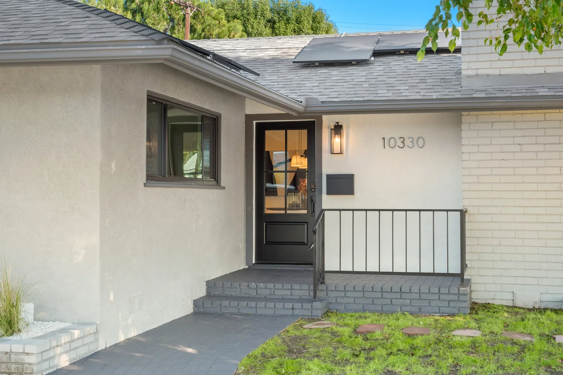 Exterior photo 2