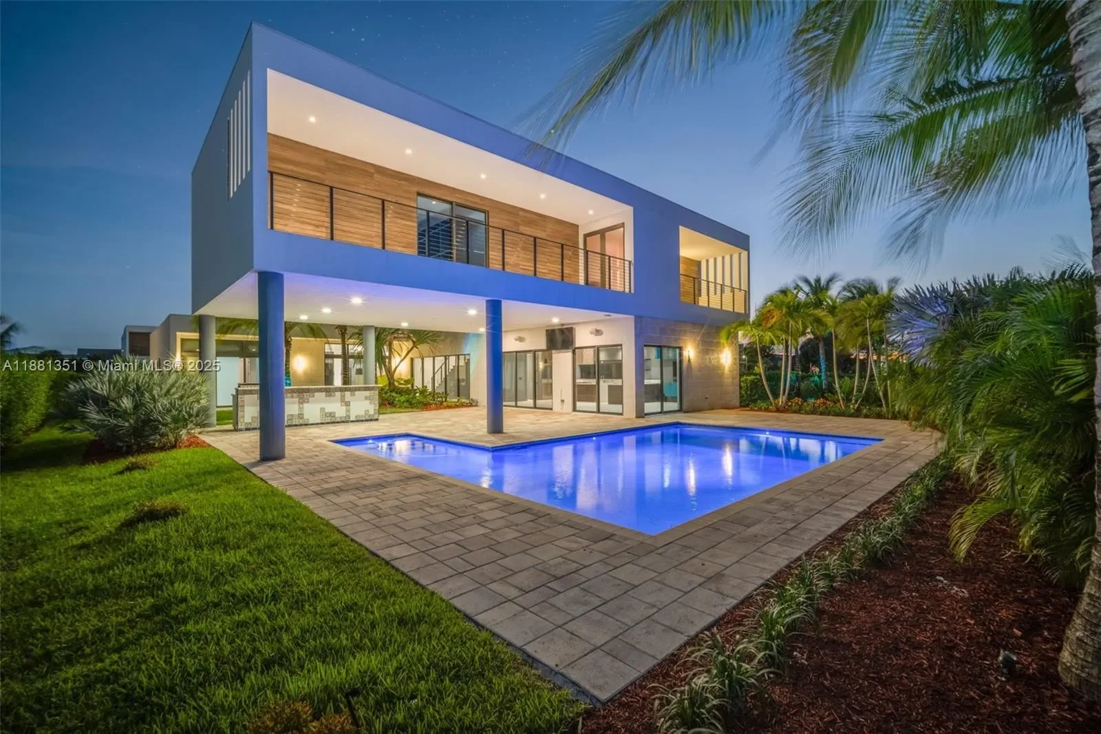 Exterior photo 4