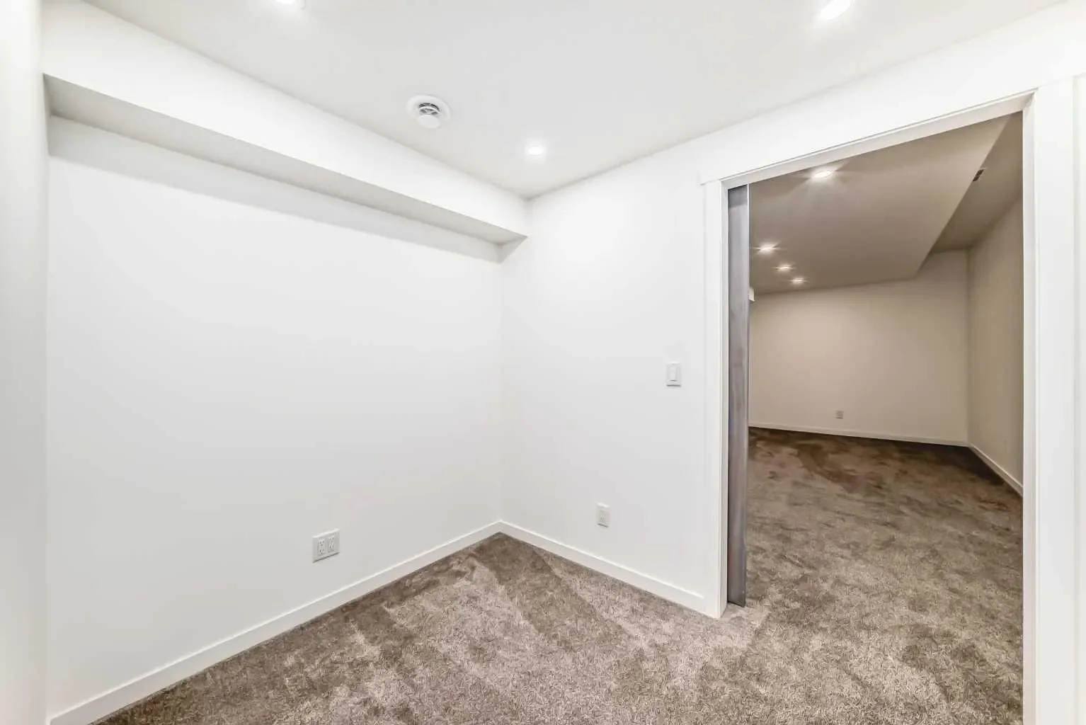 68 Masters Street SE, Calgary, Alberta, Canada. - Photo 35