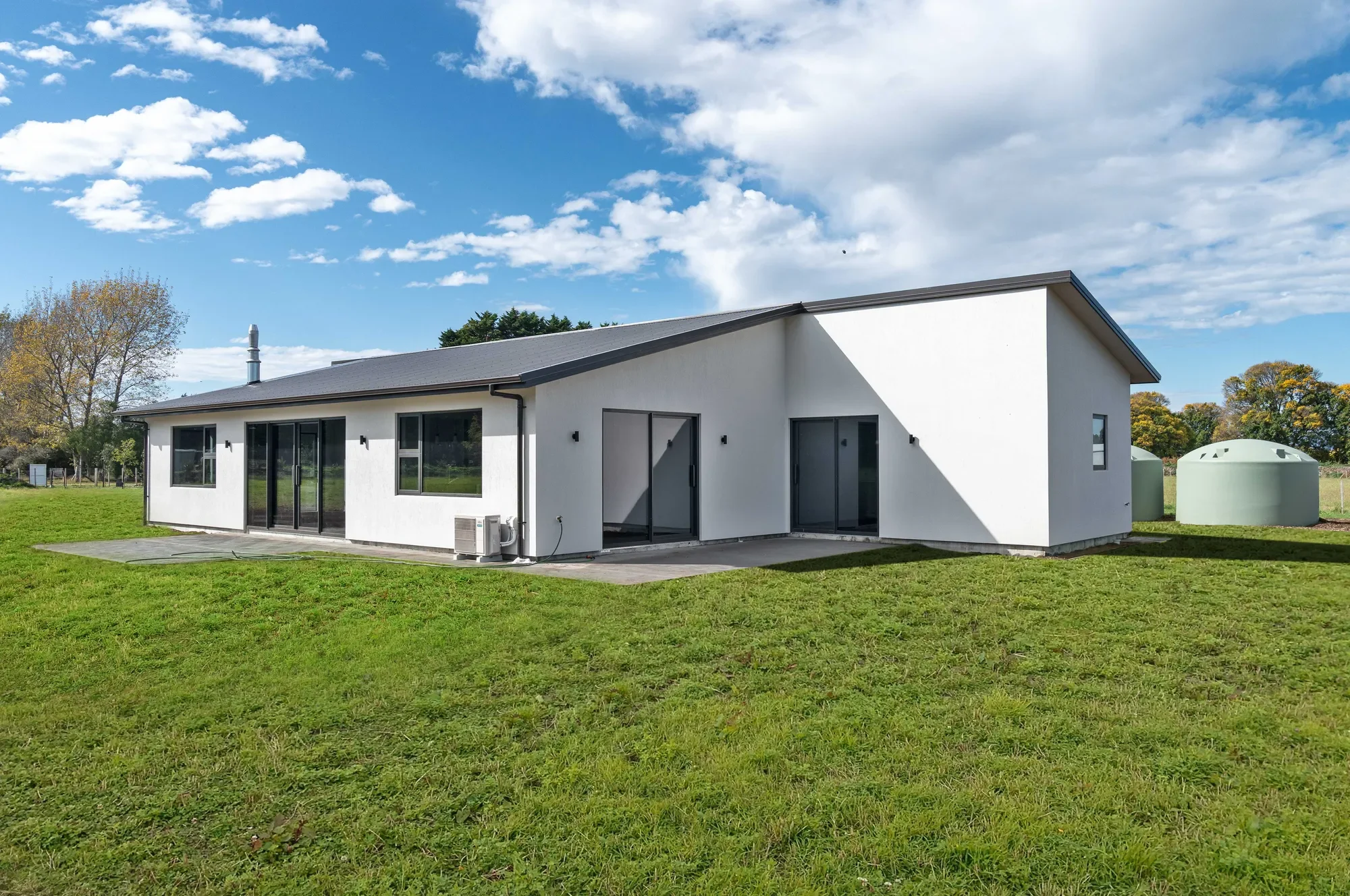 Exterior photo 4