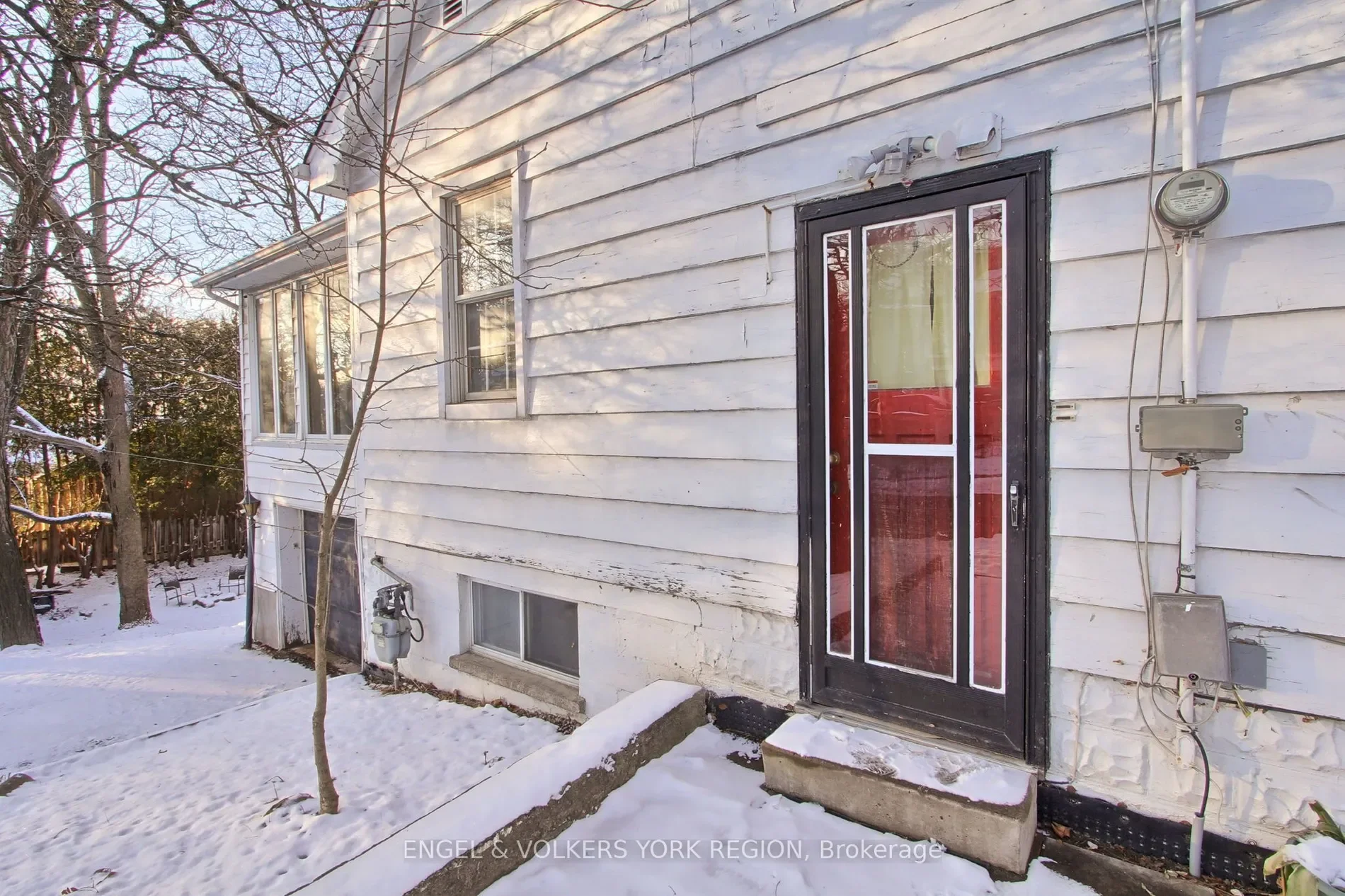 Exterior photo 2