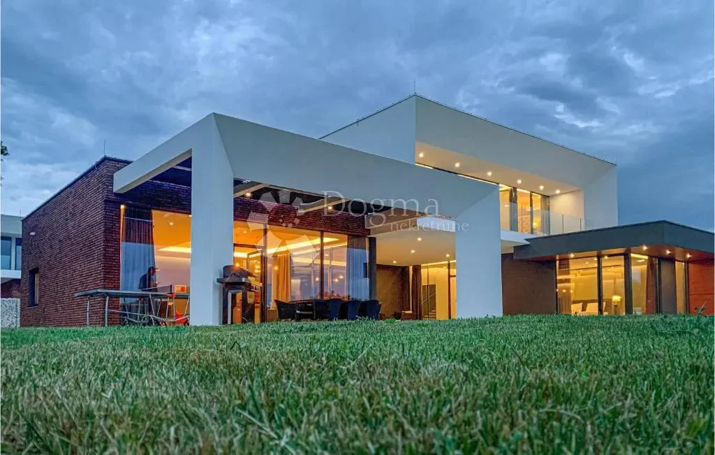 Exterior photo 5