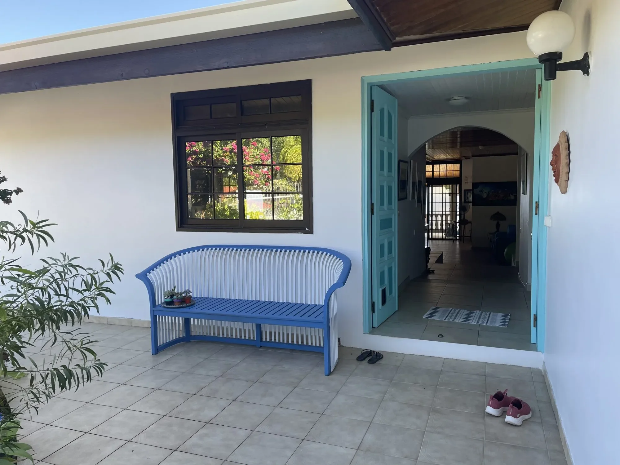 Exterior photo 6